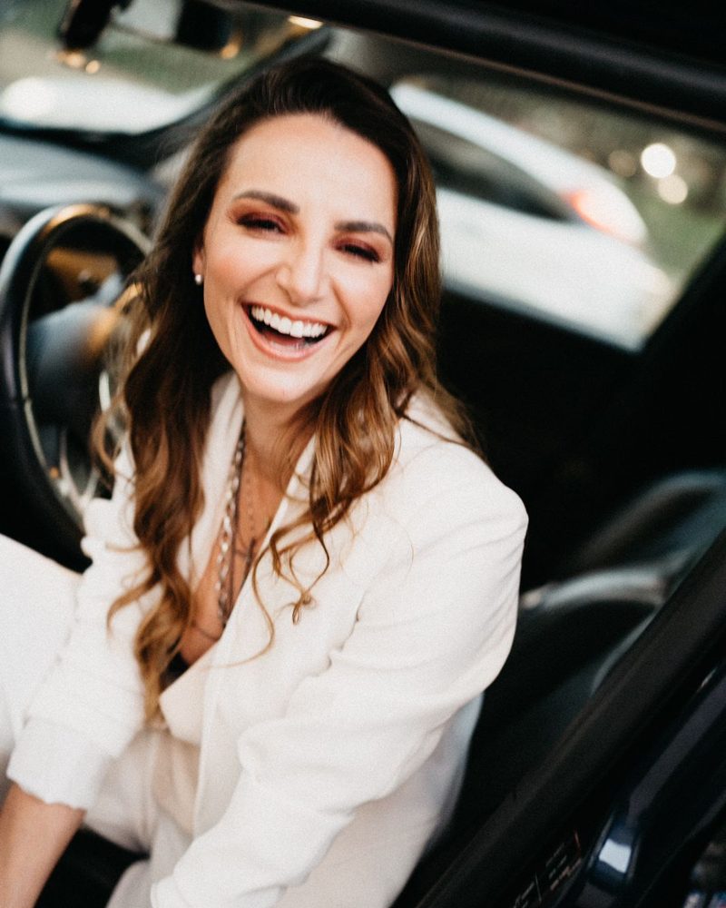 Mayara Marcon sorrindo, de blazer branco